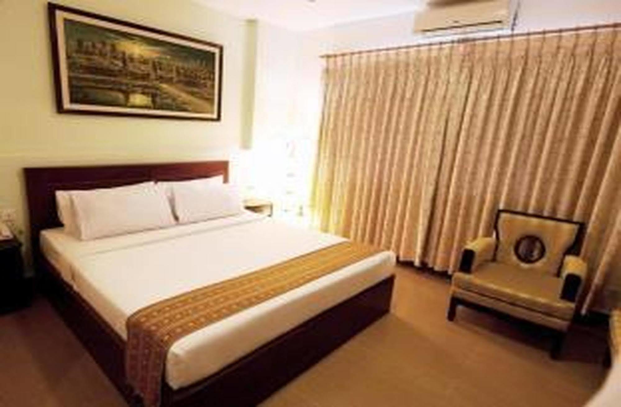 Hotel Luxury World Phnom Penh Exterior photo